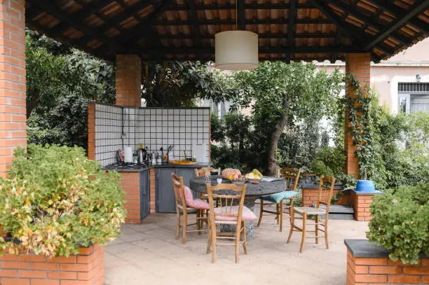 Top 5 trucuri inedite pentru amenajarea zonei de dining pe terasă