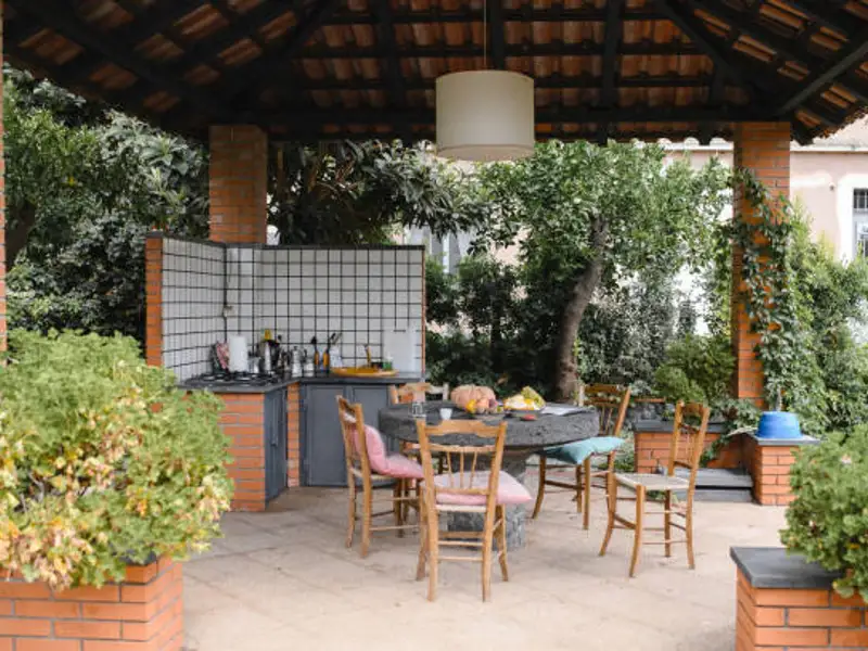 Top 5 trucuri inedite pentru amenajarea zonei de dining pe terasă