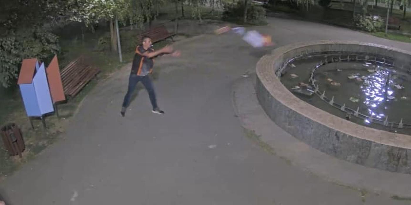 Act de vandalism în miezul nopții. Un bărbat a distrus o căsuță cu cărți, aflată în Parcul Brâncuși din București