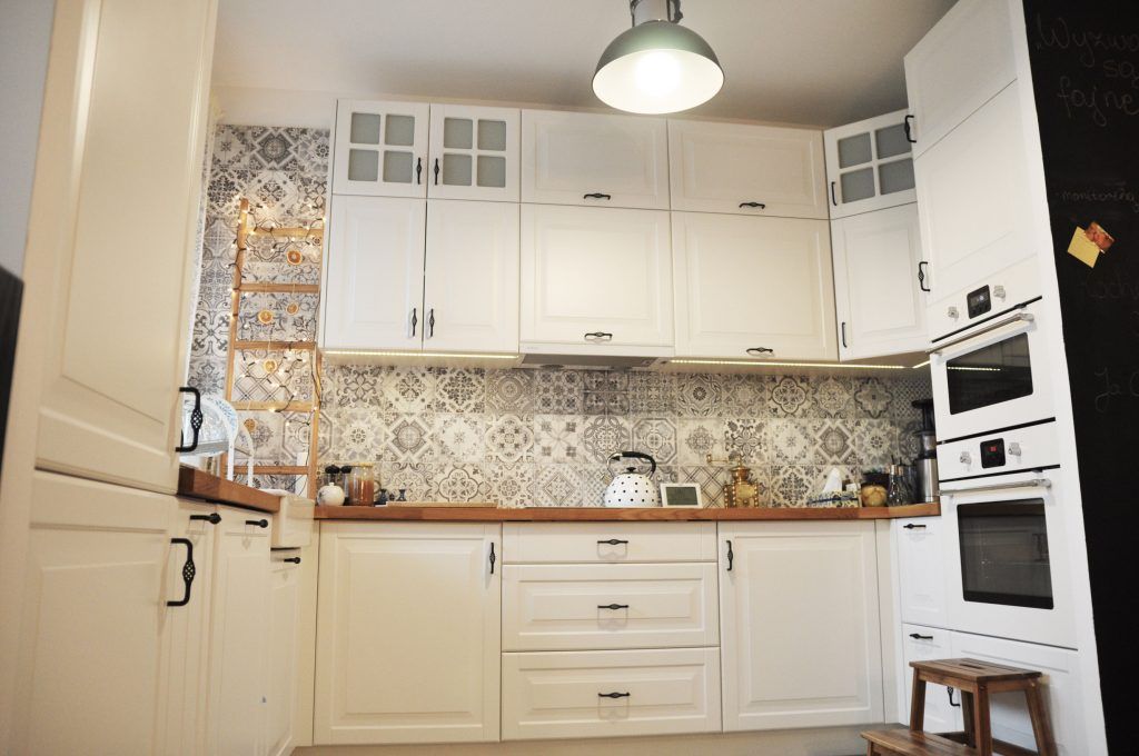 Bucatarie amenajata in stil scandinav cu nuante rustice