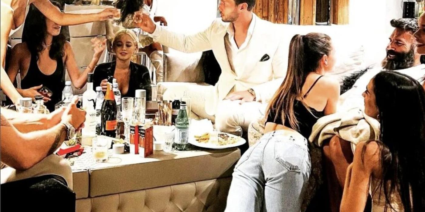 „Cuibușorul de nebunii” al fraților Tate, unde mascații nu puteau descinde. Cele mai dezmățate petreceri, la bordul avionului privat