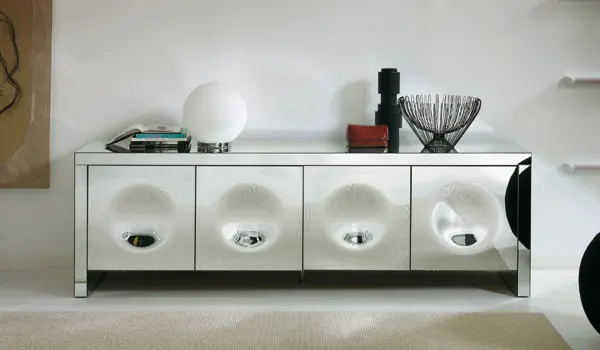 Mobilier modern acoperit de oglinzi