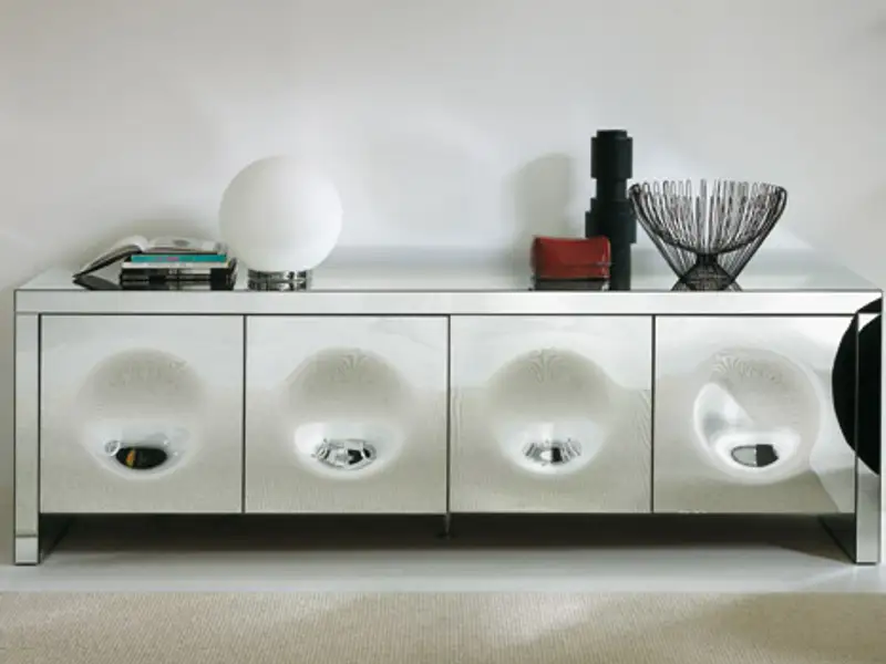 Mobilier modern acoperit de oglinzi