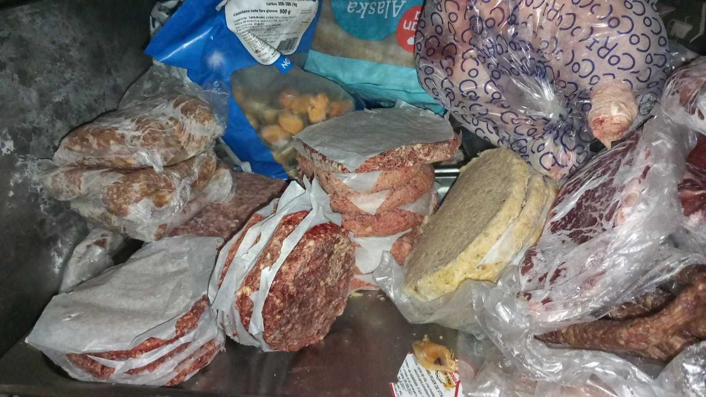 Restaurant din Constanţa, închis temporar şi amendat cu 15.000 de lei de comisarii CJPC/ Printre nereguli, hote şi vitrine frigorifice murdare, bucăţi de gresie şi faianţă sparte, fire electrice pline de grăsime care atârnă pe pereţi VIDEO