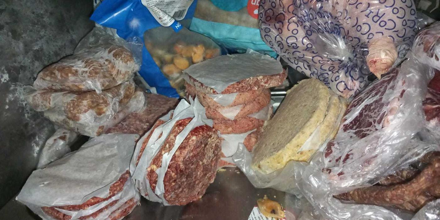 Restaurant din Constanţa, închis temporar şi amendat cu 15.000 de lei de comisarii CJPC/ Printre nereguli, hote şi vitrine frigorifice murdare, bucăţi de gresie şi faianţă sparte, fire electrice pline de grăsime care atârnă pe pereţi VIDEO