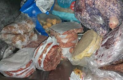 Restaurant din Constanţa, închis temporar şi amendat cu 15.000 de lei de comisarii CJPC/ Printre nereguli, hote şi vitrine frigorifice murdare, bucăţi de gresie şi faianţă sparte, fire electrice pline de grăsime care atârnă pe pereţi VIDEO