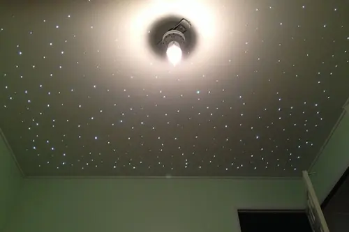 Tavan plin cu “stele” – creatia unui tatic pentru camera fiului sau