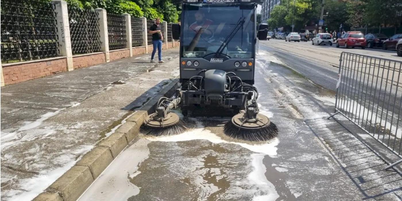 Se spală și se mătură Șoseaua Pantelimon. Nu parcați pe trotuar!