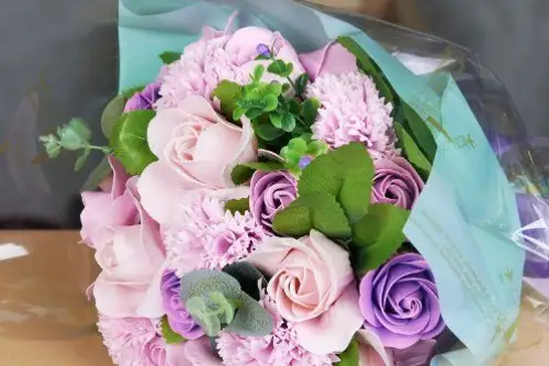 Rolul ambalajului in crearea unui buchet de flori