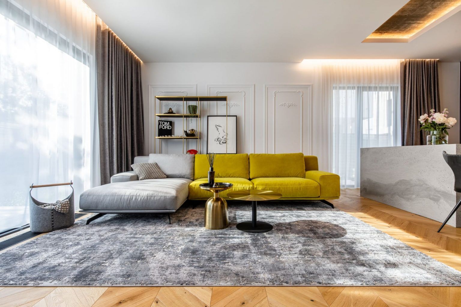 Accente galben citron si beton aparent intr-un duplex modern din Otopeni