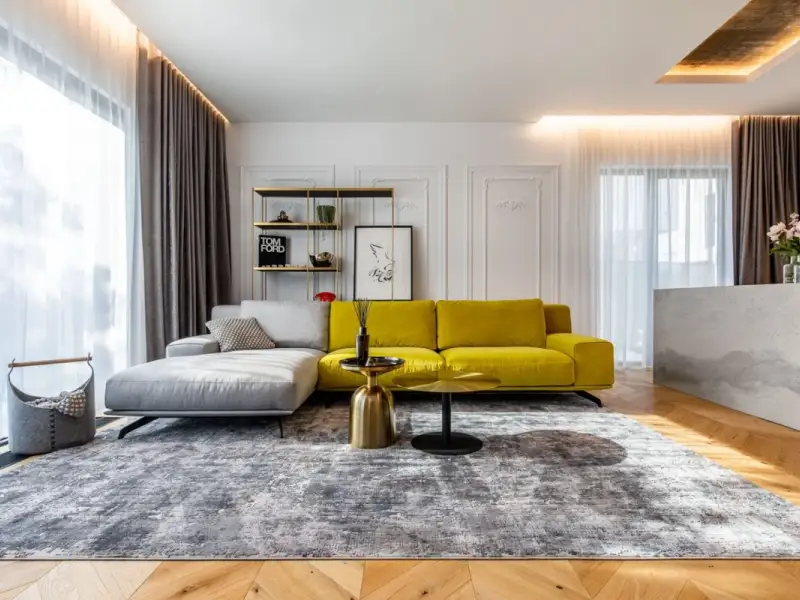 Accente galben citron si beton aparent intr-un duplex modern din Otopeni