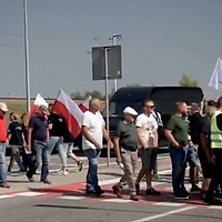 VIDEO | Fermierii din Polonia au blocat granița cu Ucraina. Prețurile la cereale au scăzut atât de mult încât au ajuns la nivelurile din 2009, în timp ce piața poloneză e invadată de grâne ucrainene