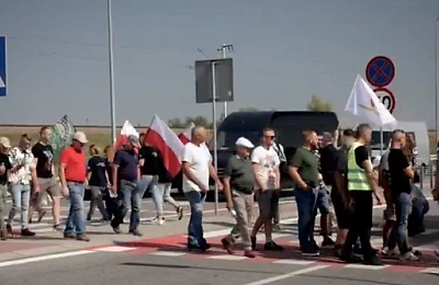 VIDEO | Fermierii din Polonia au blocat granița cu Ucraina. Prețurile la cereale au scăzut atât de mult încât au ajuns la nivelurile din 2009, în timp ce piața poloneză e invadată de grâne ucrainene