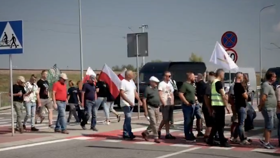 VIDEO | Fermierii din Polonia au blocat granița cu Ucraina. Prețurile la cereale au scăzut atât de mult încât au ajuns la nivelurile din 2009, în timp ce piața poloneză e invadată de grâne ucrainene