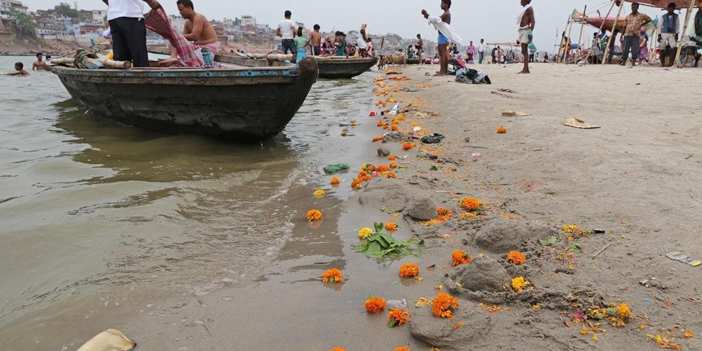 Poluarea cu flori din India și soluţiile găsite de cȃţiva tineri ȋntreprinzători