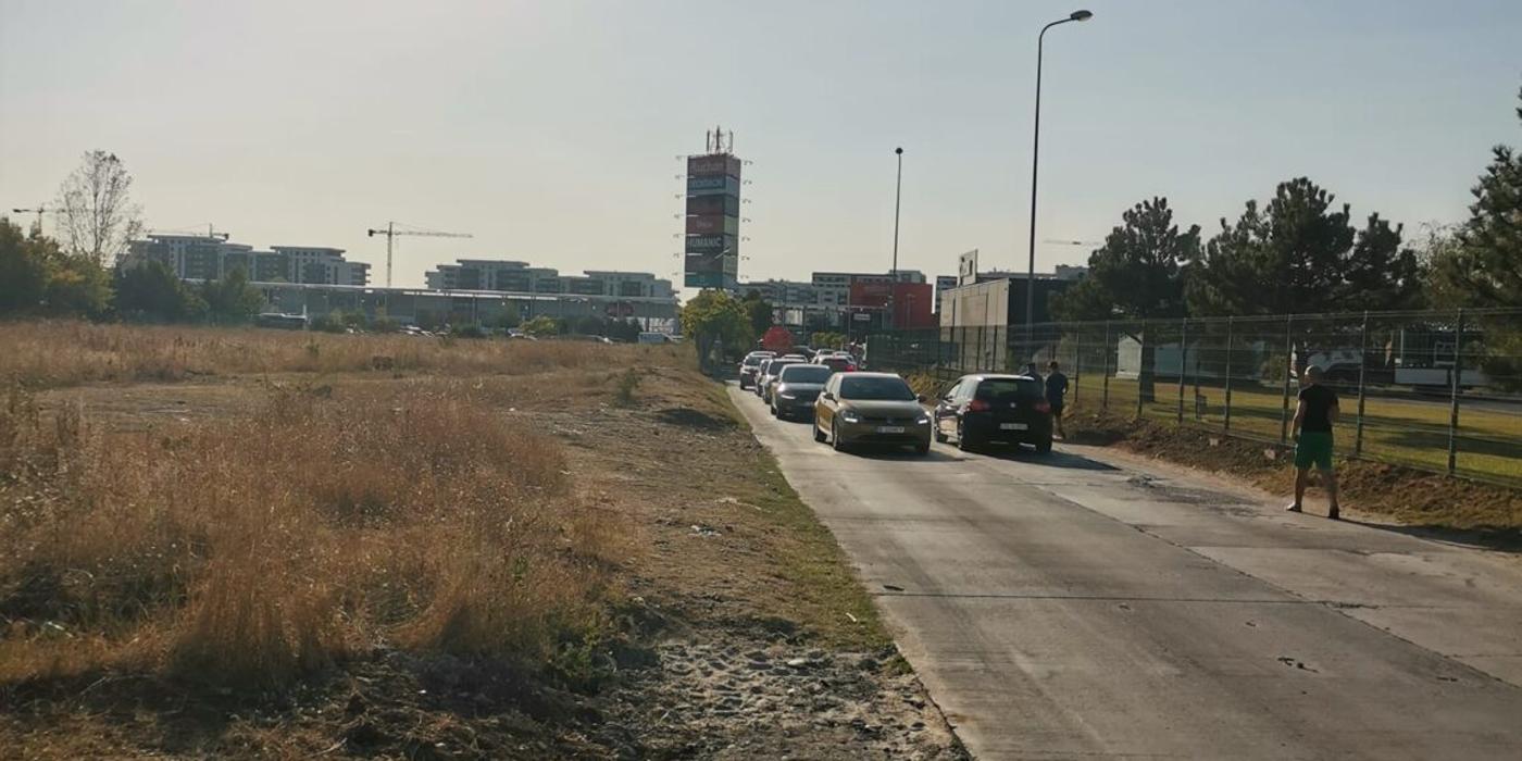 Trotuarul care face legătura între Drumul Osiei și Militari Shopping Center, nefinalizat. Finalizarea?! Într-o altă zi