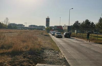 Trotuarul care face legătura între Drumul Osiei și Militari Shopping Center, nefinalizat. Finalizarea?! Într-o altă zi