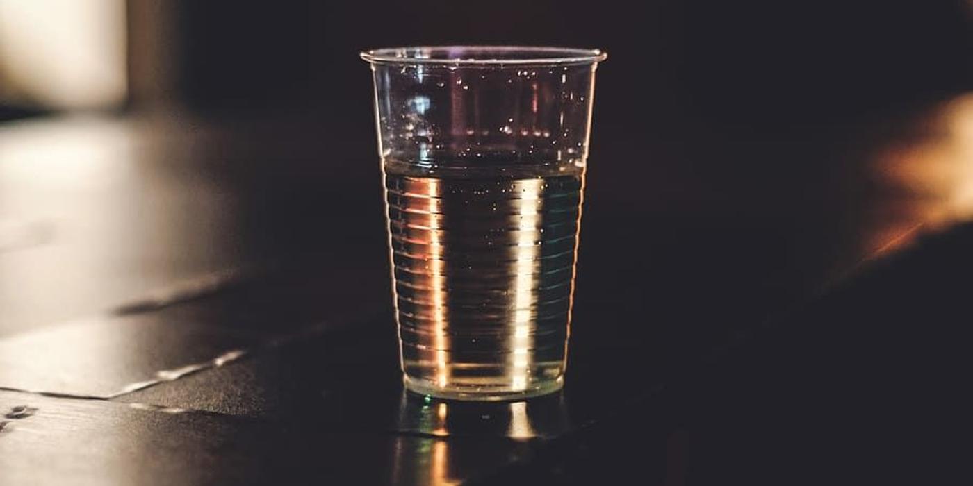 Un pahar de la dozatoarele de apa, un binemeritat moment de respiro in autogari!