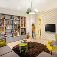 Amenajare luminoasa cu accente de galben pentru o familie cu 2 copii