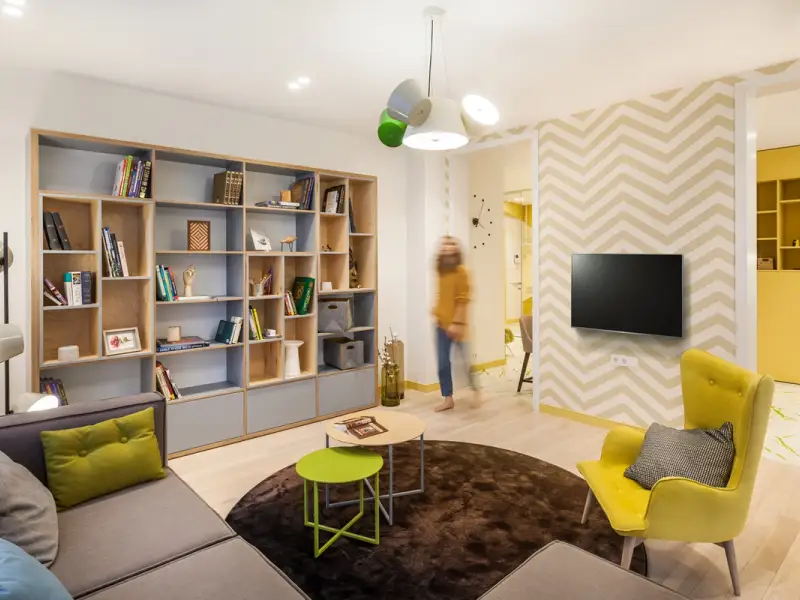 Amenajare luminoasa cu accente de galben pentru o familie cu 2 copii