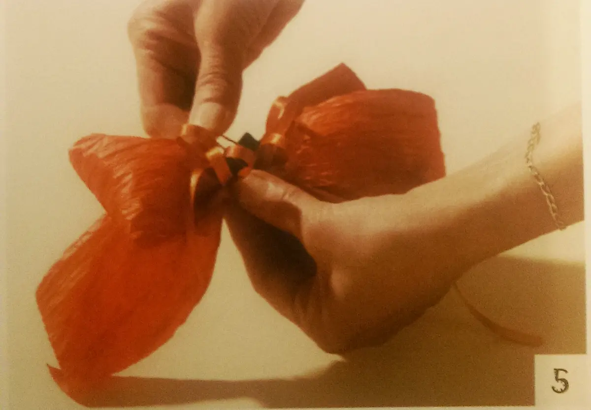 Cum se fac fundele rosii pentru decoratiuni