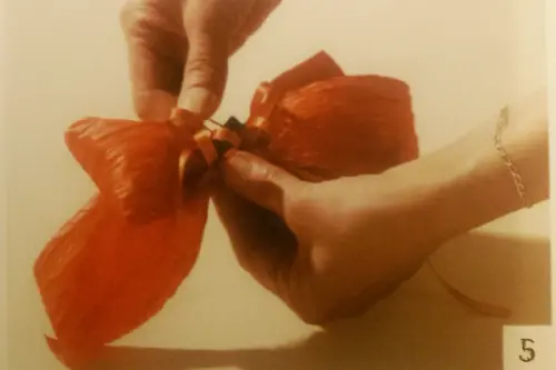 Cum se fac fundele rosii pentru decoratiuni