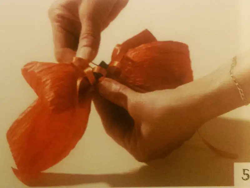 Cum se fac fundele rosii pentru decoratiuni