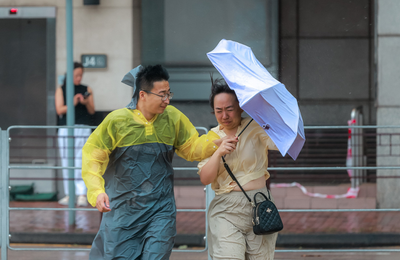 Zeci de mii de persoane, evacuate în Vietnam şi China din calea ciclonului Talim. Tranzacţiile la Bursa din Hong Kong, suspendate, circulaţia autobuzelor oprită, zboruri anulate