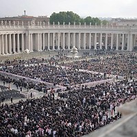 Funeraliile Papei Francisc. Mii de oameni s-au adunat în Piața Sfântul Petru / Trump, Zelenski și Bolojan, printre șefii de stat care participă la ceremonii