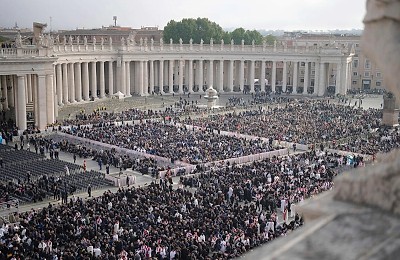 Funeraliile Papei Francisc. Mii de oameni s-au adunat în Piața Sfântul Petru / Trump, Zelenski și Bolojan, printre șefii de stat care participă la ceremonii