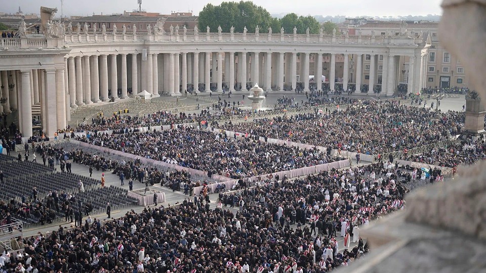 Funeraliile Papei Francisc. Mii de oameni s-au adunat în Piața Sfântul Petru / Trump, Zelenski și Bolojan, printre șefii de stat care participă la ceremonii