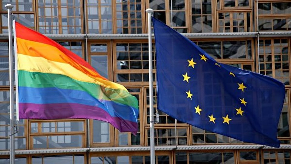 Nicio surpriză: Comisia Europeană se opune amendamentelor din Constituția Slovaciei care statuau că există doar două genuri