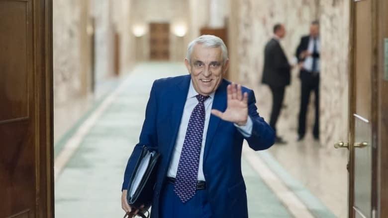 Daea: Mai vezi gândaci de bucătărie şi pe scările blocului / Cum dracu să îl bagi pe ăsta în gură? / Saliva nu porneşte de la directivă, porneşte de la gust / Dacă salivaţi pentru gândac, îl mâncaţi. Nu vă opreşte nimeni