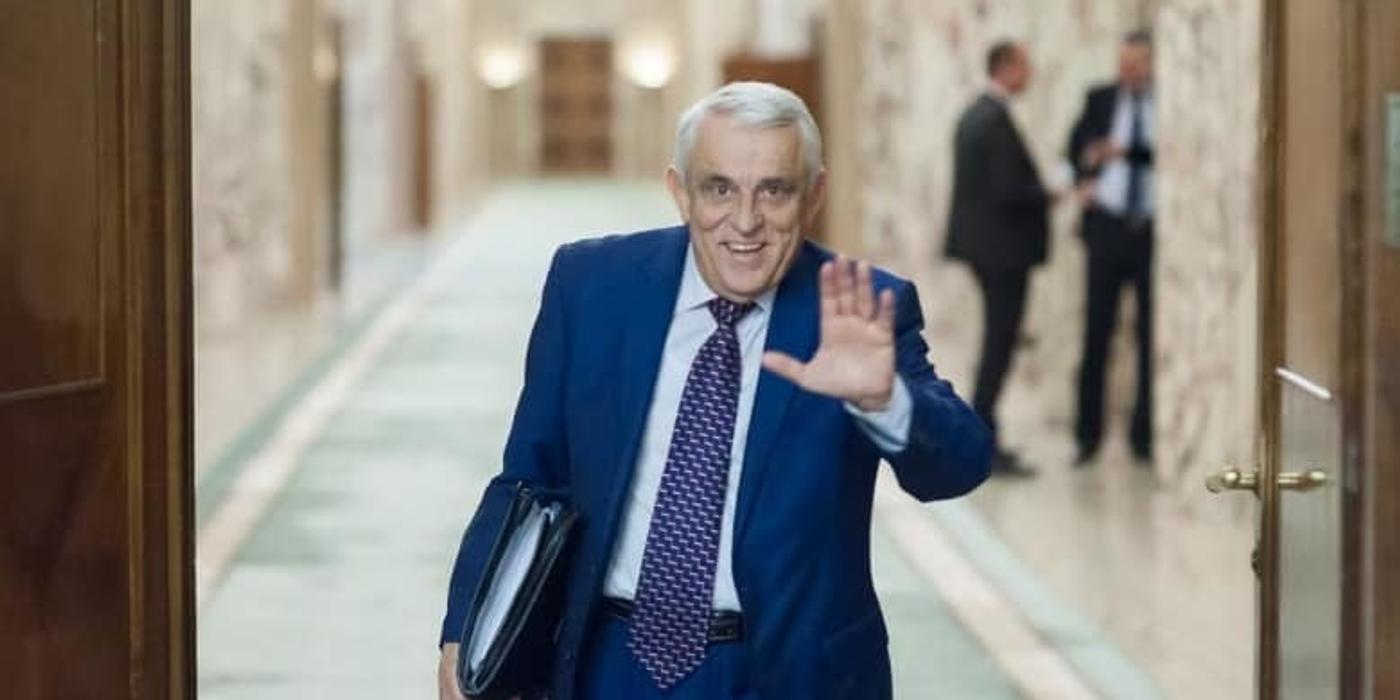 Daea: Mai vezi gândaci de bucătărie şi pe scările blocului / Cum dracu să îl bagi pe ăsta în gură? / Saliva nu porneşte de la directivă, porneşte de la gust / Dacă salivaţi pentru gândac, îl mâncaţi. Nu vă opreşte nimeni