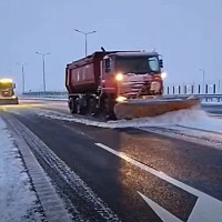 Iarna nu se lasă! Viscol, ninsori, șosele închise, restricții de trafic, copaci rupți