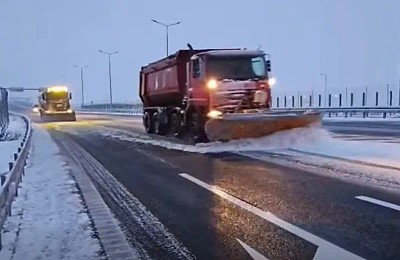 Iarna nu se lasă! Viscol, ninsori, șosele închise, restricții de trafic, copaci rupți