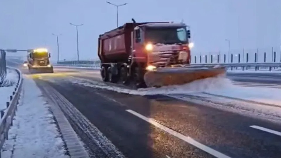 Iarna nu se lasă! Viscol, ninsori, șosele închise, restricții de trafic, copaci rupți