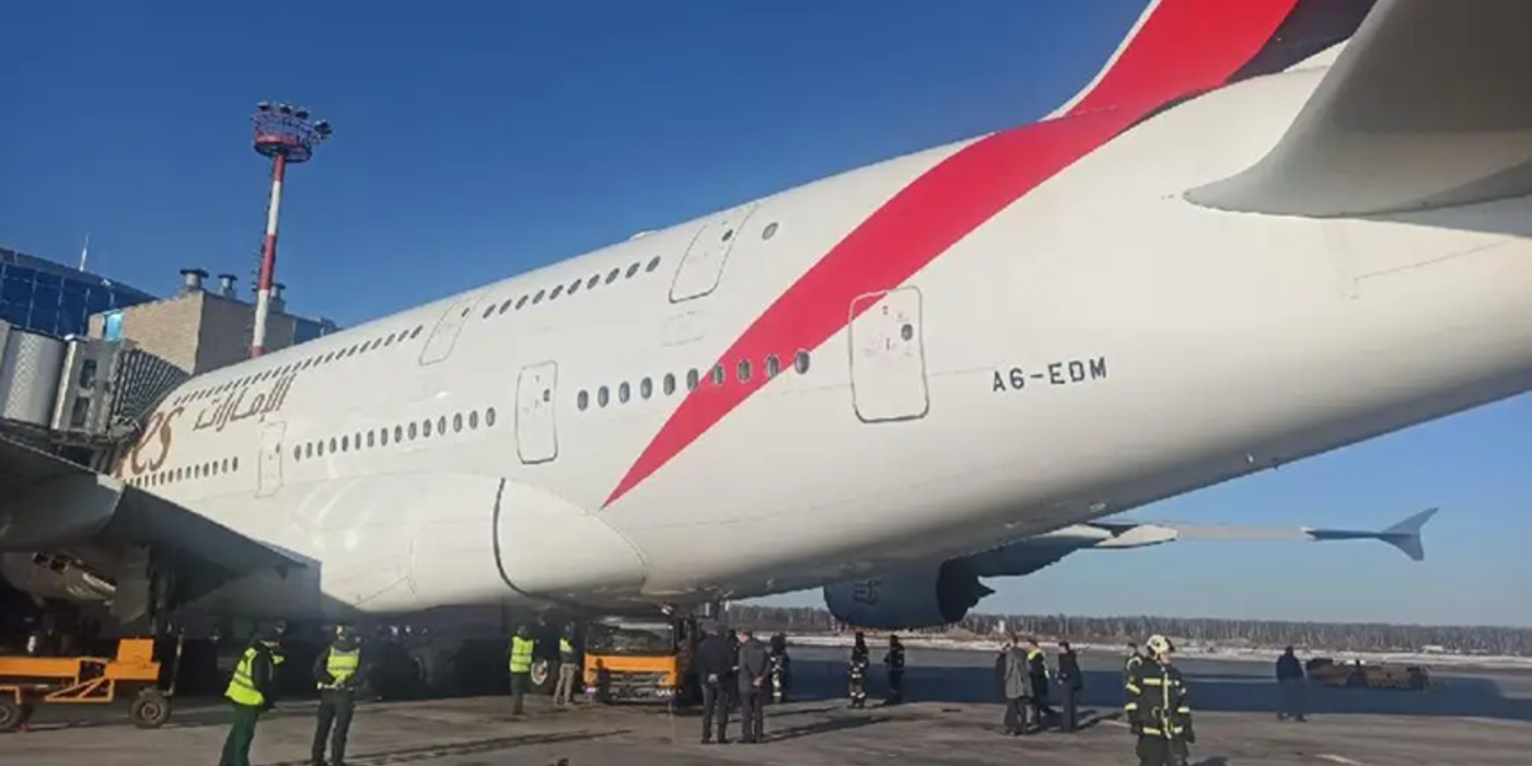 Un camion se încastrează într-un Airbus A380 aparţinând Emirates pe Aeroportul Domodovo din Mosvova