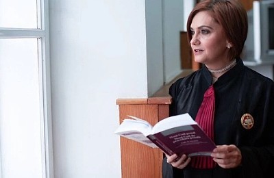 Judecătoarea Adriana Stoicescu: Am ajuns în punctul în care trebuie să tăcem, să nu mai credem în nimic, decât în vaccin, LGBT şi război