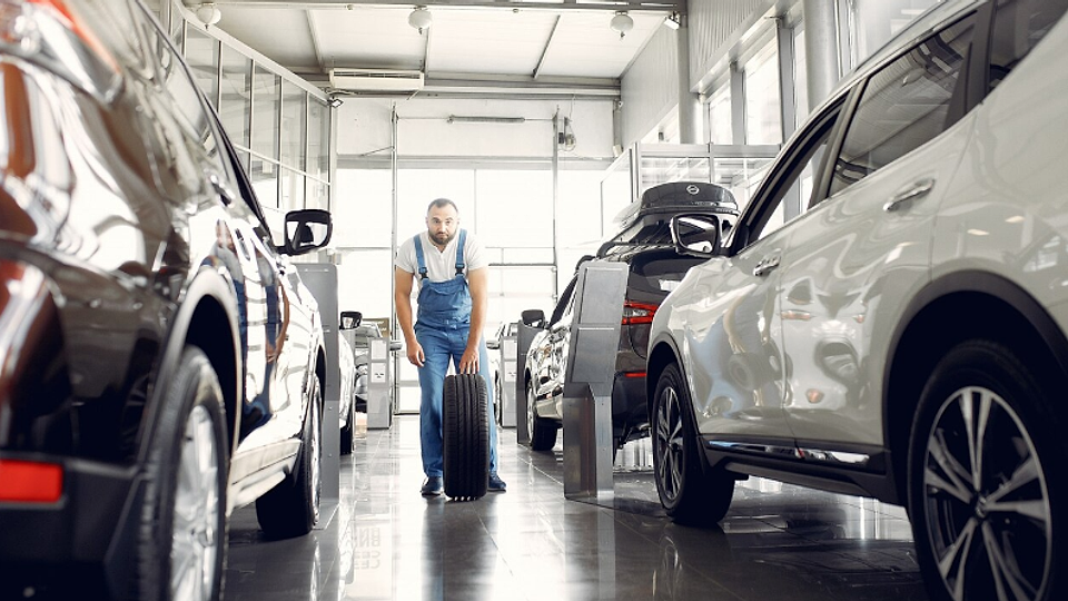 Lovitură de teatru cu mașinile electrice | General Motors, compania care a susținut tranziția agresivă la EV, își îndeamnă în prezent angajații să facă lobby pe lângă parlamentarii americani împotriva interzicerii vânzării de mașini noi pe benzină