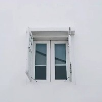 Cât de stresați sunt românii că au uitat ferestrele locuinței deschise?