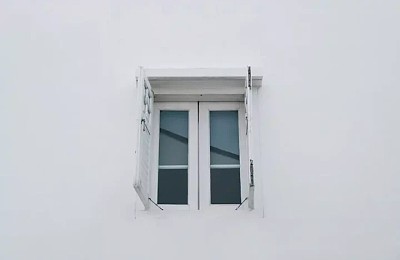 Cât de stresați sunt românii că au uitat ferestrele locuinței deschise?