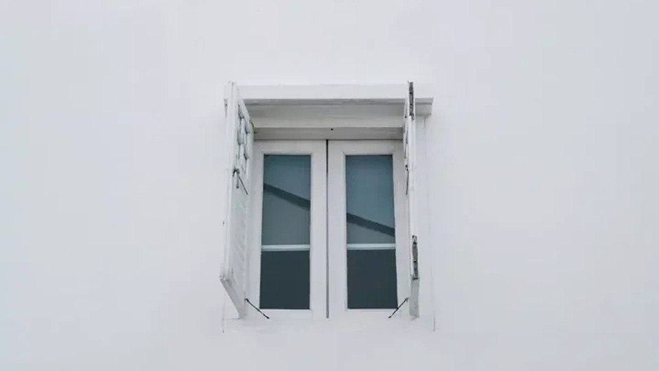 Cât de stresați sunt românii că au uitat ferestrele locuinței deschise?