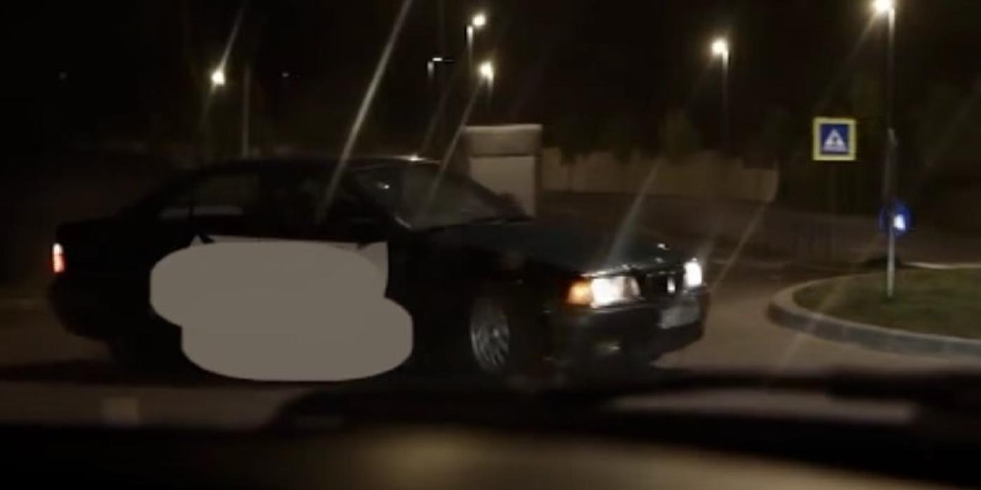 Șoferul unei firme de curierat, amendat de polițiștii clujeni, pentru că a făcut drifturi într-un sens giratoriu