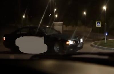 Șoferul unei firme de curierat, amendat de polițiștii clujeni, pentru că a făcut drifturi într-un sens giratoriu