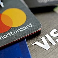 Probleme pentru toți românii care au card Visa sau Mastercard. Cum sunt afectați de războiul comercial al lui Trump