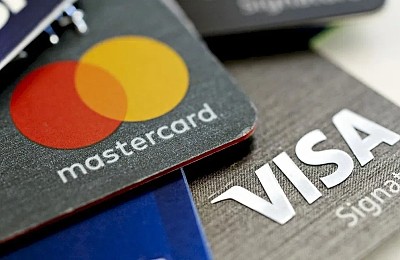 Probleme pentru toți românii care au card Visa sau Mastercard. Cum sunt afectați de războiul comercial al lui Trump