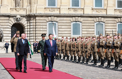 Xi Jinping sărbătoreşte în Ungaria relaţiile ”la apogeu”. o ”croazieră de aur”, cu China şi care sfidează UE. ”Noi am sfidat ordinea geopolitică împreună”, croindu-ne calea ca ”state suverane în deplină independenţă”, scrie el în Magyar Nemzet