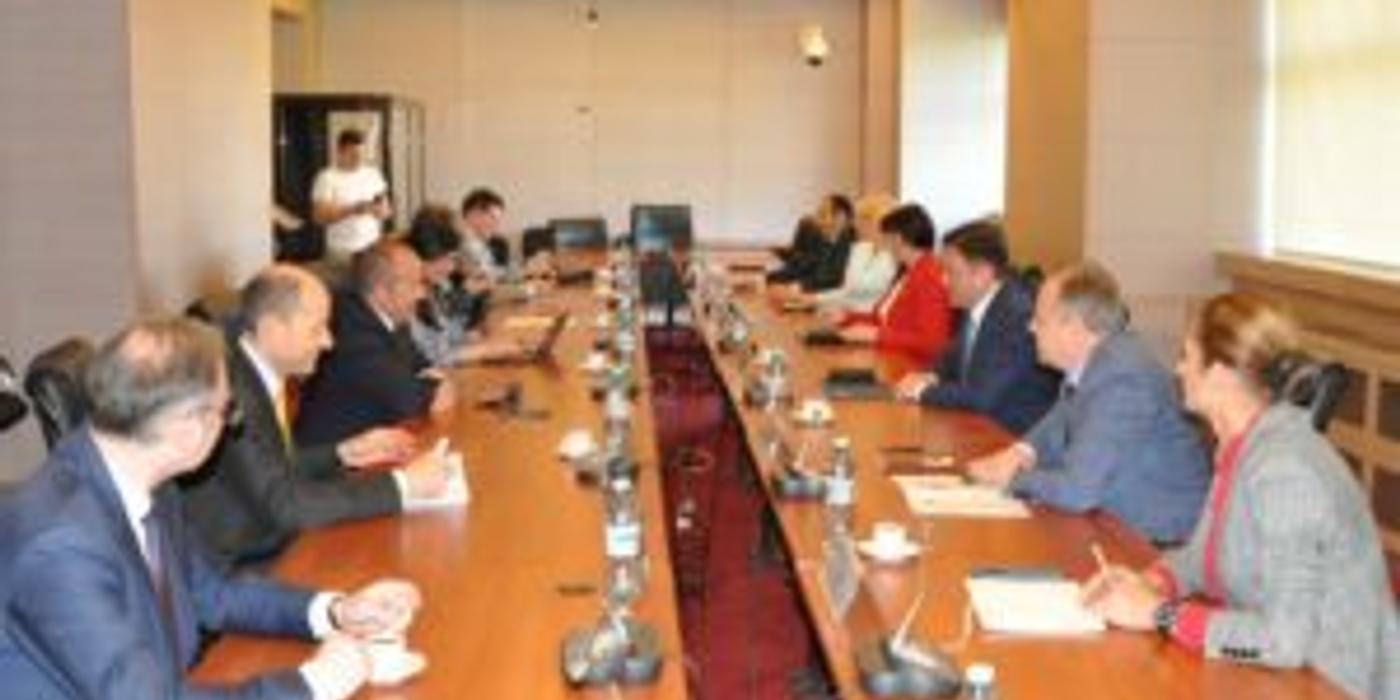 Delegaţia OCDE, în România – La ministerul Economiei s-a discutat despre paşii pe care România îi are de făcut pentru aderare / Florin Spătaru: Reprezintă un obiectiv major al politicii externe române. Facem toţi paşii necesari atingerii acestui deziderat