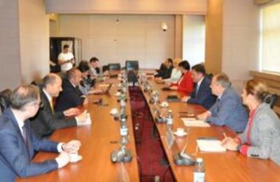 Delegaţia OCDE, în România – La ministerul Economiei s-a discutat despre paşii pe care România îi are de făcut pentru aderare / Florin Spătaru: Reprezintă un obiectiv major al politicii externe române. Facem toţi paşii necesari atingerii acestui deziderat